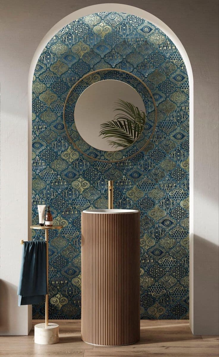 a bathroom with blue and gold wallpaper, a round mirror and a plant in the corner, classique, tadelakt