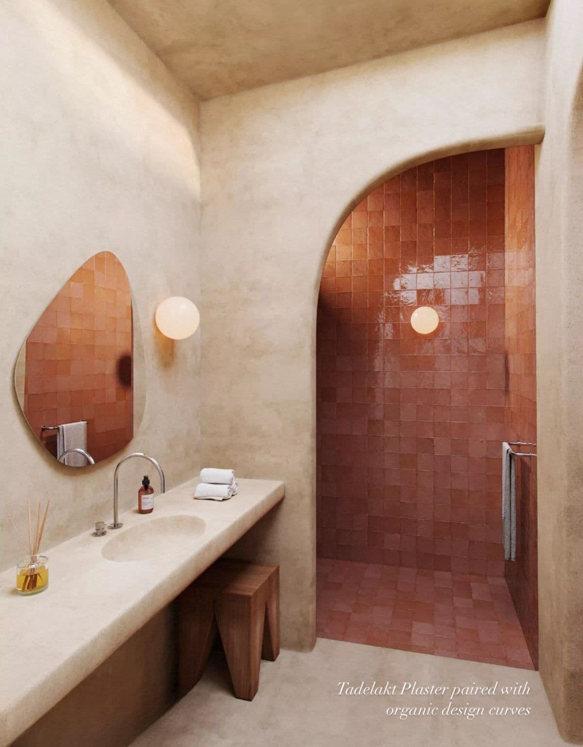 Material Monday: Tadelakt Plaster 🌫️
Today we’re spotlighting Tadelakt, a traditional Moroccan lime plaster that’s become a modern design obsession. Pair this with organic design curves and you have a masterpiece ✨
Why We Love It:
Tadelakt gives spaces that soft, organic, spa-like feel everyone’s craving right now. Its smooth, seamless texture looks handcrafted and luxurious—without feeling cold or sterile.
Where It Shines:
Bathrooms & Showers – Naturally water-resistant, making it a perfe..., moderne, tadelakt